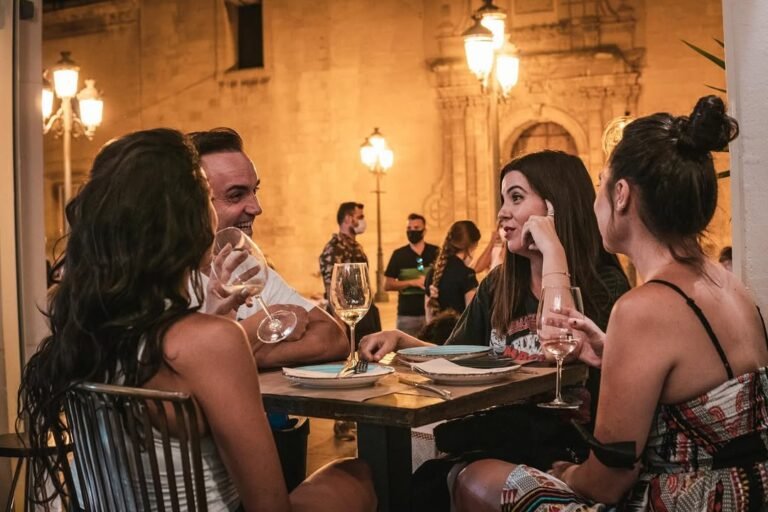 Clientes disfrutando de la cena y el entorno