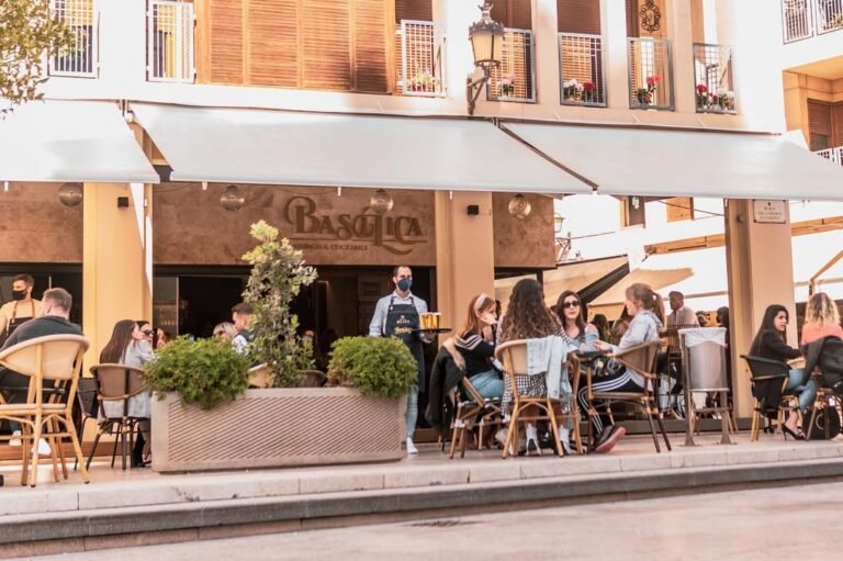Clientes en terraza de Basílica Bruch & Cocktails